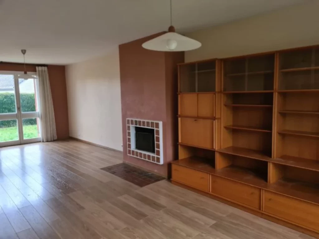 Maison vidée de ses meubles, une porte-fenêtre à gauche donne sur l'extérieur